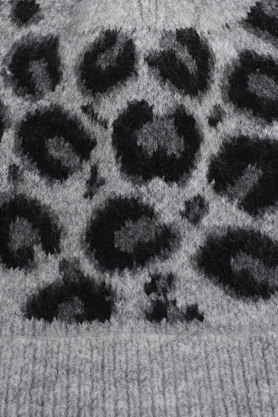 Stickad Mössa Med Leomönster