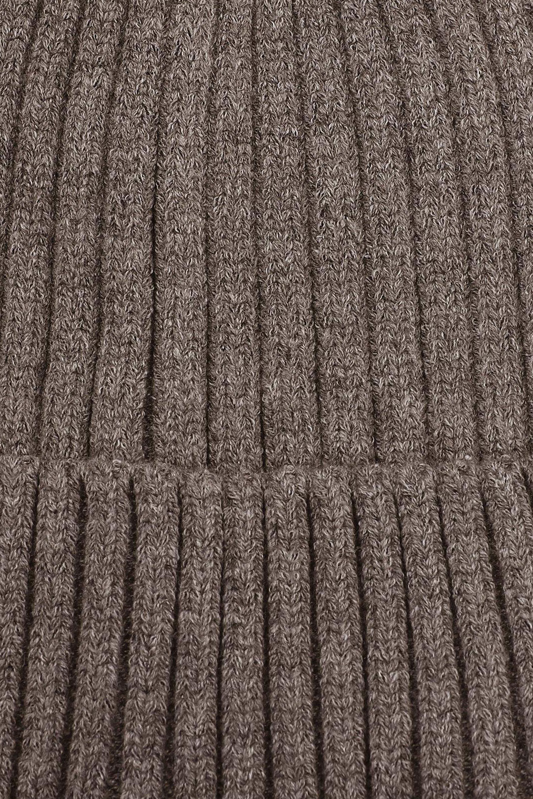 Ribbad barnmössa med uppvikt kant